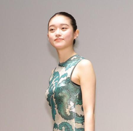 　鮮やかなドレスで登壇した高石あかり（撮影・西岡正）