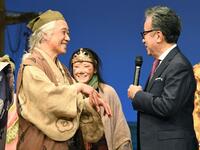 　西村まさ彦（左）をからかう三谷幸喜。中央は吉田羊（撮影・佐藤厚）