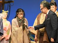 　吉田羊（中央）を紹介する三谷幸喜（手前右）＝撮影・佐藤厚