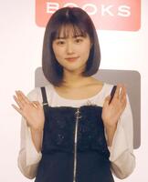 　手を振る原菜乃華