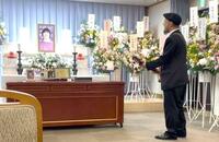 　急逝した桑原さんの遺影に向けて弾き語りを行うガガガＳＰ・コザック前田