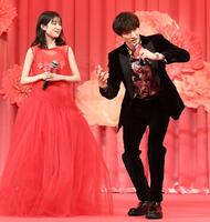 　福本莉子（左）の横で、派手なジェスチャーで会場を沸かすジェシー（撮影・佐藤厚）