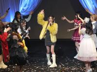 　ＡＫＢ４８のメンバーに送り出される後藤真希（中央）＝撮影・西岡正