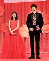 　舞台あいさつを行ったジェシー（右）と福本莉子（撮影・佐藤厚）