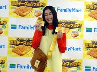 　「濃厚チーズｉｎファミチキ」を手にし喜ぶ八木莉佳子