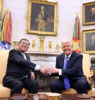 首脳会談で握手を交わす石破首相（左）とトランプ米大統領（共同）