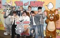 　トムとジェリーの誕生日を一緒に祝うＢＯＹＮＥＸＴＤＯＯＲの（前列左から）ＲＩＷＯＯ、ＳＵＮＧＨＯ、ＪＡＥＨＹＵＮ、（後列左から）ＬＥＥＨＡＮ、ＴＡＥＳＡＮ，ＷＯＯＮＨＡＫ（撮影・園田高夫）