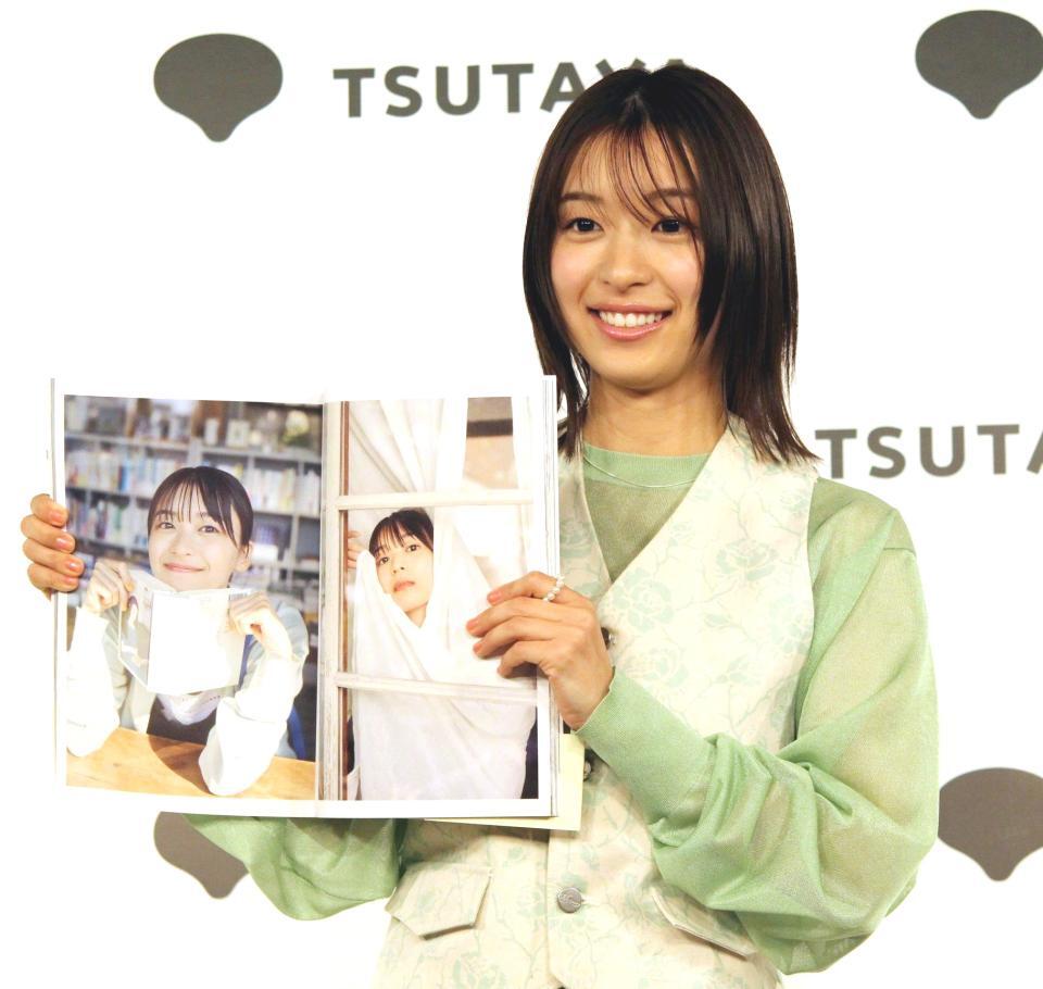 　お気に入りカットを見せる鳴海唯