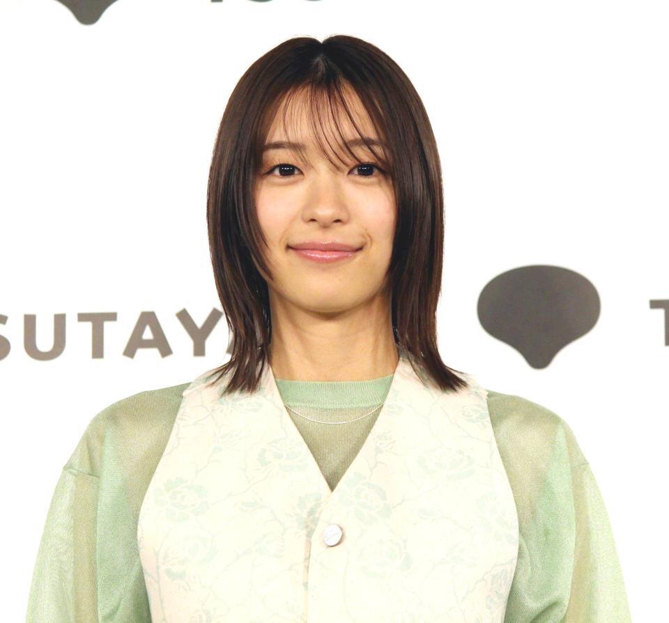 　重版記念イベントに出席した鳴海唯