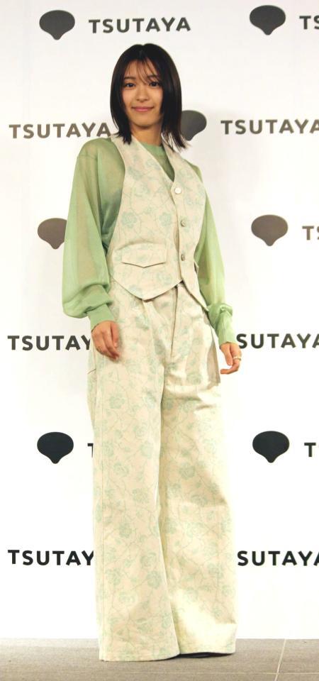 　重版記念イベントに出席した鳴海唯