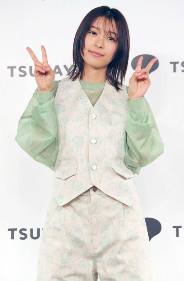 　重版記念イベントに出席した鳴海唯