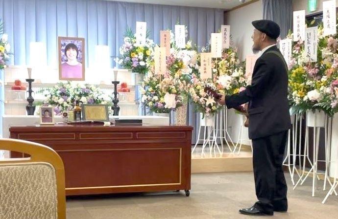 　急逝した桑原さんの遺影に向けて弾き語りを行うガガガＳＰ・コザック前田
