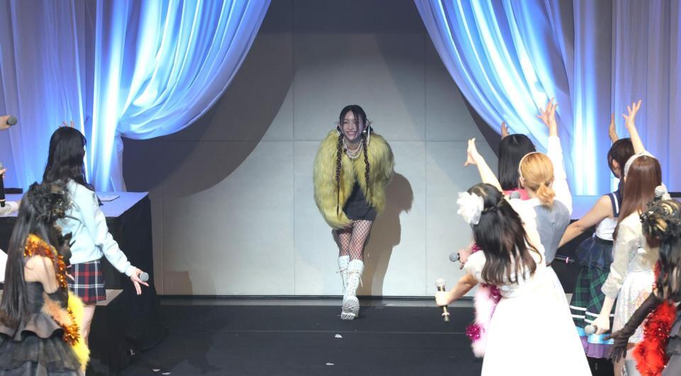 　一礼して引き上げる後藤真希（撮影・西岡正）