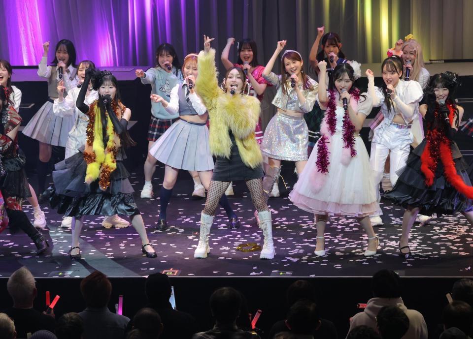 　ＡＫＢ４８のセンターで「ＬＯＶＥマシーン」を熱唱する後藤真希（中央）＝撮影・西岡正