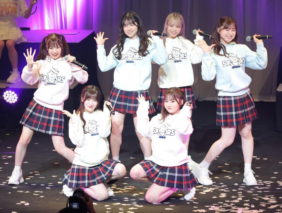 　おニャン子クラブの「じゃあね」を歌うＡＫＢ４８（撮影・西岡正）