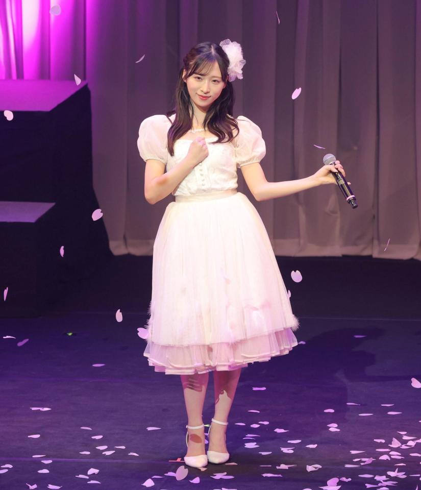 　松田聖子の「チェリーブラッサム」を歌う小栗有以（撮影・西岡正）