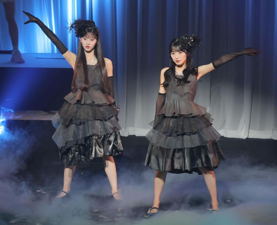 　Ｗｉｎｋの「淋しい熱帯魚」を熱唱する八木愛月（左）と佐藤綺星（撮影・西岡正）