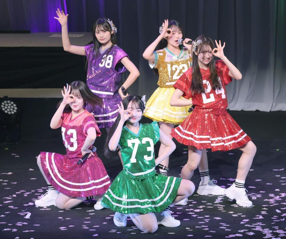 　ももいろクローバーの「行くぜっ！怪盗少女」を熱唱するＡＫＢ４８（撮影・西岡正）