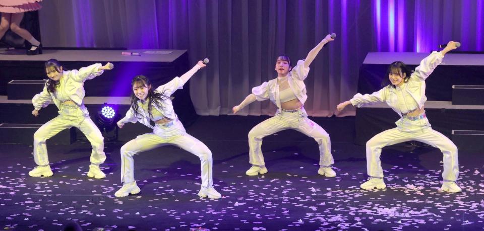 　ＳＰＥＥＤの「Ｂｏｄｙ＆Ｓｏｕｌ」を熱唱するＡＫＢ４８（撮影・西岡正）