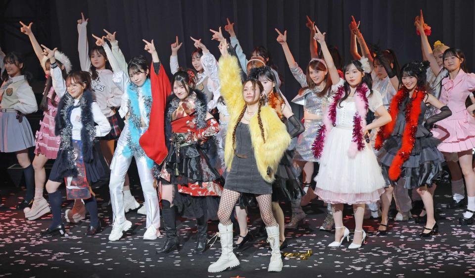 　センターで「ＬＯＶＥマシーン」を熱唱する後藤真希（中央）