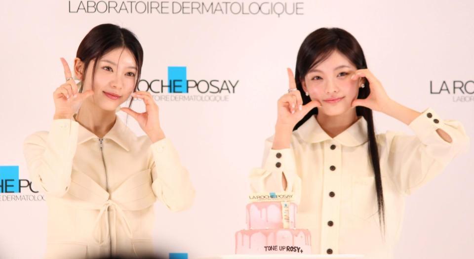 　ポーズを決めるＩＬＬＩＴのＭＯＫＡ（左）とＩＲＯＨＡ