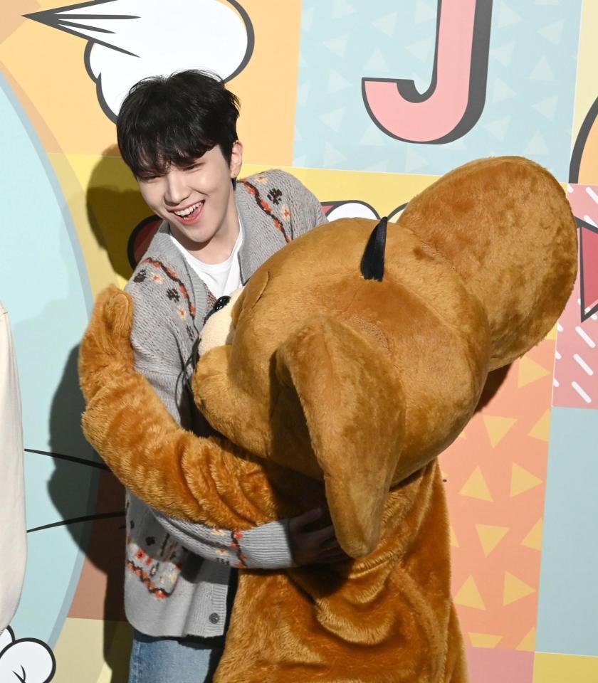 　大好きなジェリー（右）とハグをして大喜びのＷＯＯＮＨＡＫ（撮影・園田高夫）