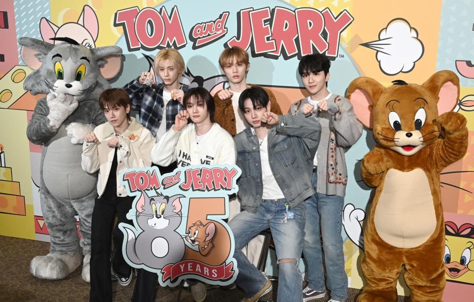 　トムとジェリーの誕生日を一緒に祝うＢＯＹＮＥＸＴＤＯＯＲの（前列左から）ＲＩＷＯＯ、ＳＵＮＧＨＯ、ＪＡＥＨＹＵＮ、（後列左から）ＬＥＥＨＡＮ、ＴＡＥＳＡＮ，ＷＯＯＮＨＡＫ（撮影・園田高夫）