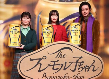 　ビールをＰＲする（左から）伊藤沙莉、広瀬すず、オダギリジョー（撮影・園田高夫）