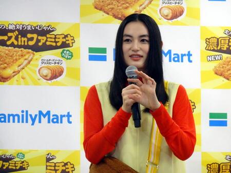 　「濃厚チーズｉｎファミチキ」の新ＣＭ発表会に出席した八木莉可子