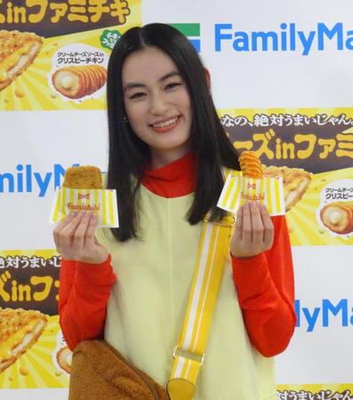 　ファミチキ新商品発表会に出席した八木莉可子
