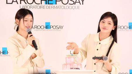 　ＩＬＬＩＴのＭＯＫＡ（左）から誕生日ケーキを贈られるＩＲＯＨＡ