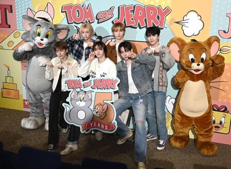 　トムとジェリーの誕生日を一緒に祝うＢＯＹＮＥＸＴＤＯＯＲの（前列左から）ＲＩＷＯＯ、ＳＵＮＧＨＯ、ＪＡＥＨＹＵＮ、（後列左から）ＬＥＥＨＡＮ、ＴＡＥＳＡＮ，ＷＯＯＮＨＡＫ（撮影・園田高夫）