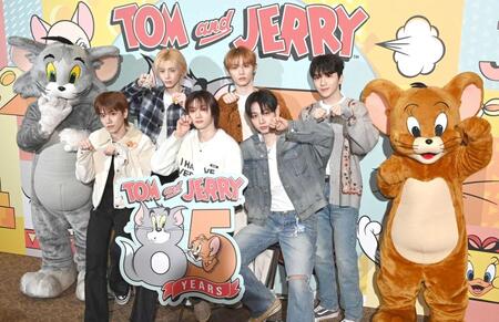 　トムとジェリーの誕生日を祝うＢＯＹＮＥＸＴＤＯＯＲの（前列左から）ＲＩＷＯＯ、ＳＵＮＧＨＯ、ＪＡＥＨＹＵＮ、（後列同）ＬＥＥＨＡＮ、ＴＡＥＳＡＮ、ＷＯＯＮＨＡＫ（撮影・園田高夫）