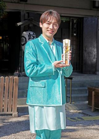 　ヒット祈願のお札を披露する辰巳ゆうと