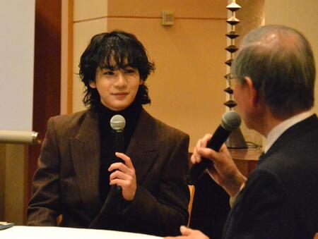 　真庭市の太田昇市長と対談する豆原一成