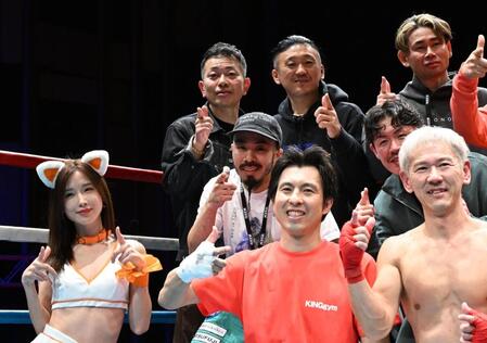 　集合写真におさまる宮迫博之