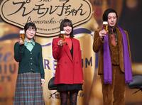 　グラスを手にしてポーズをとる（左から）伊藤沙莉、広瀬すず、オダギリジョー（撮影・園田高夫）