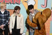 　ジェリーの登場に喜ぶ（左から）ＬＥＥＨＡＮ、ＲＩＷＯＯ、ＷＯＯＮＨＡＫ（撮影・園田高夫）