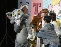 　トムと戯れるＢＯＹＮＥＸＴＤＯＯＲのＴＡＥＳＡＮらメンバーたち（撮影・園田高夫）