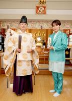 　新曲ヒット祈願を行った辰巳ゆうと（右）