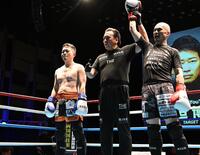 　若林元樹（右）に敗れた宮迫博之