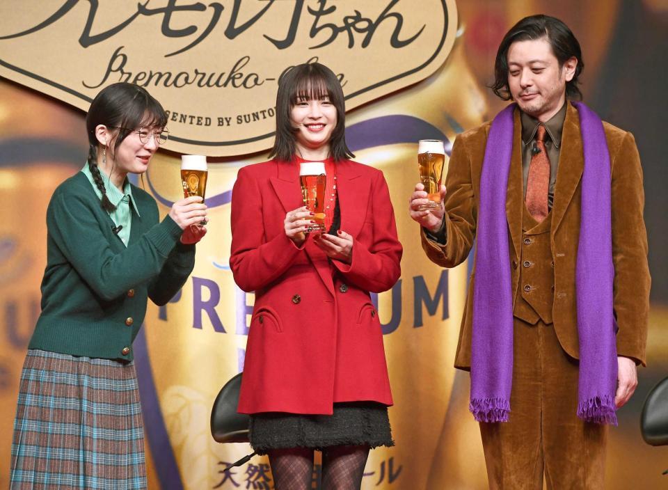 　ビールで乾杯をする（左から）伊藤沙莉、広瀬、オダギリジョー（撮影・園田高夫）