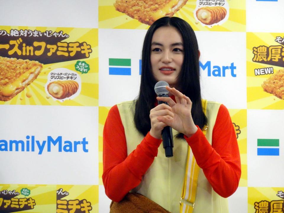 　「濃厚チーズｉｎファミチキ」の新ＣＭ発表会に出席した八木莉可子