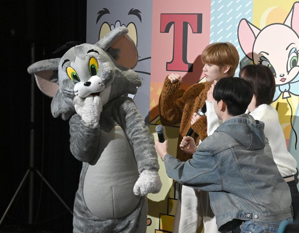 　トムと戯れるＢＯＹＮＥＸＴＤＯＯＲのＴＡＥＳＡＮらメンバーたち（撮影・園田高夫）