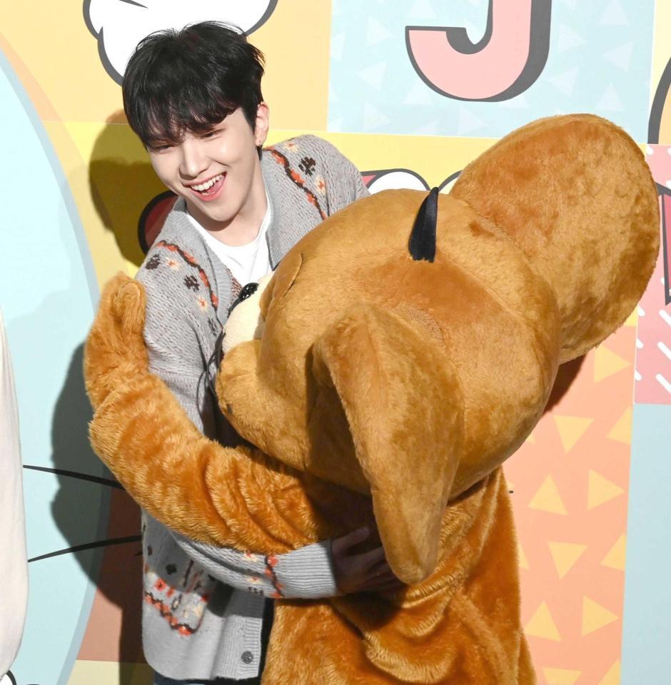 　大好きなジェリー（右）とハグをして大喜びのＷＯＯＮＨＡＫ（撮影・園田高夫）