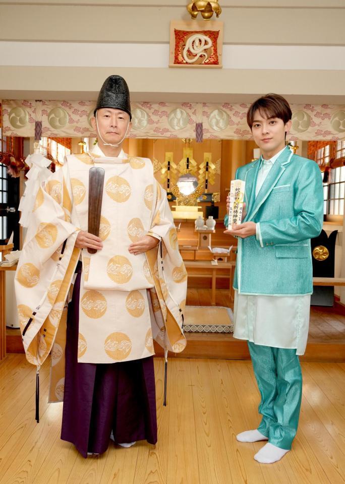 　新曲ヒット祈願を行った辰巳ゆうと（右）