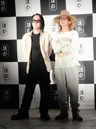 　ライブ前に取材会を行った黒夢の（左から）人時と清春