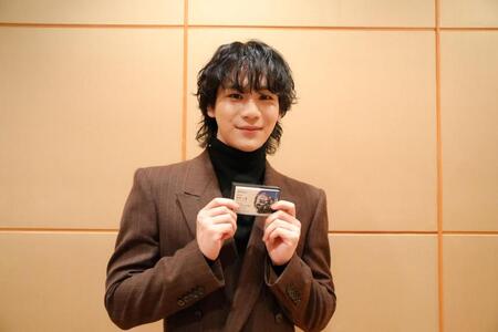 　「真庭市観光大使就任式」に登場し、名刺を手にするＪＯ１の豆原一成