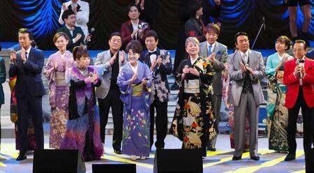 　出演した（前列左から）天童よしみ、川中美幸、島津亜矢、山本譲二ら