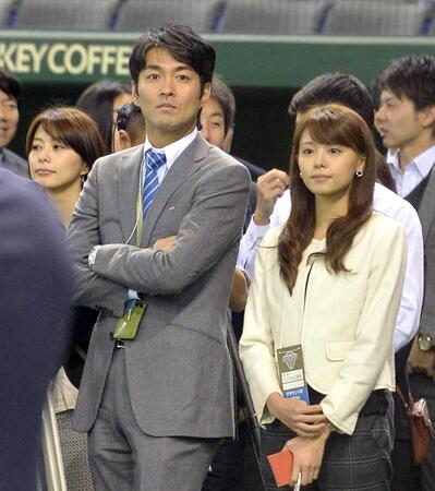 　フジテレビの西岡孝洋アナウンサー（左）と宮澤智アナウンサー＝２０１３年撮影